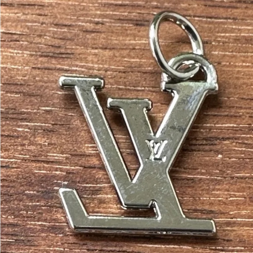 Lv charm - Picture 3 of 3